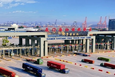 Khu phi thuế quan thuộc cảng Hải Thương (Hạ Môn, Trung Quốc), nơi thu hút nhiều vốn đầu tư nước ngoài. (Ảnh: Nhân Dân Nhật báo)