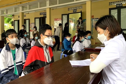 Rà soát thông tin trước khi tiêm cho trẻ.