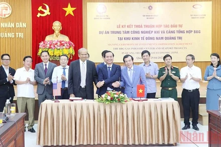 Phó Bí thư Tỉnh ủy, Chủ tịch UBND tỉnh Quảng Trị Võ Văn Hưng; Chủ tịch Tập đoàn Quantum Arun Savkur; Chủ tịch Tập đoàn BB Group Vũ Quang Bảo tiến hành ký kết thỏa thuận hợp tác đầu tư.