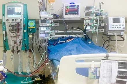 Bé trai được can thiệp ECMO do diễn biến nguy kịch của bệnh.
