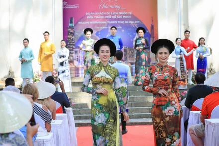 Các mẫu áo dài được trình diễn chào đón du khách Mỹ. (Ảnh: Nhà thiết kế cung cấp)