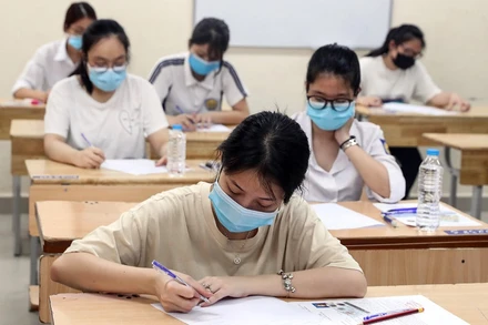 Thí sinh dự thi kỳ thi tốt nghiệp THPT năm 2021 tại điểm thi trường THPT Chu Văn An (Hà Nội). (Ảnh: Duy Linh)