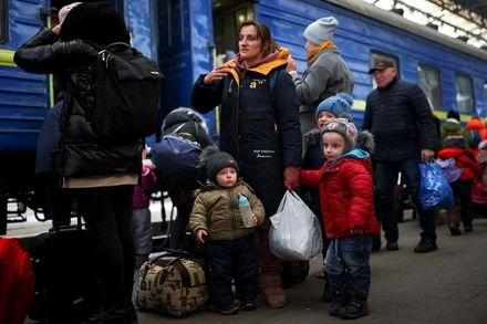 Một gia đình người Ukraine đến nhà ga tàu hỏa chuẩn bị đi sơ tán ở Lviv, Ukraine, ngày 1/3/2022. (Ảnh: Reuters)