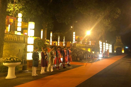 Khu điện Kính Thiên được thắp sáng rực rỡ trong tour "Giải mã Hoàng thành Thăng Long". (Ảnh: HNM)