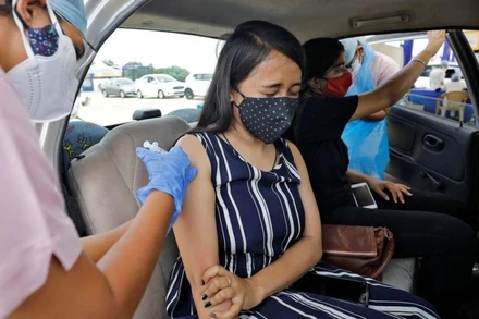 Tiêm vaccine Covishield do Viện Huyết thanh Ấn Độ sản xuất tại 1 điểm tiêm chủng ở Ahmedabad, Ấn Độ, ngày 27/5/2021. (Ảnh: Reuters)