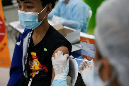 Học sinh Thái Lan tiêm vaccine ngừa Covid-19 tại một trường học ở thủ đô Bangkok. (Ảnh: Reuters)