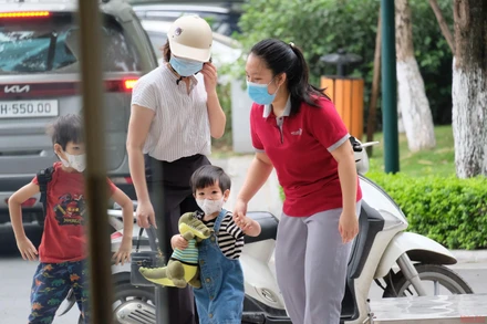 Bỡ ngỡ ngày đến trường sau một thời gian dài nghỉ dịch của các bé Trường Thăng Long Academy Hà Nội. (Ảnh: SƠN BÁCH)