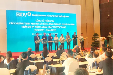 Đại diện các địa phương nhận biểu tượng tượng trưng xe cứu thương do BIDV trao tặng.