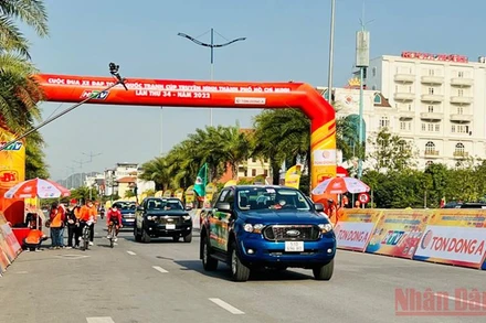 Các đoàn vận động viên diễu hành trước khi tranh tài ở cự ly 4km cá nhân tính giờ.