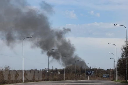 Khói bốc lên từ sân bay ở Dnipro, miền đông Ukraine, ngày 10/4, trong bối cảnh chiến dịch quân sự của Nga đang diễn ra tại Ukraine. (Ảnh: AFP/TTXVN)