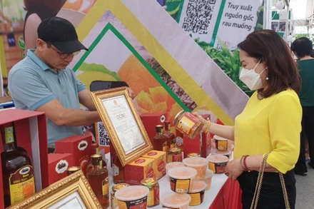 Người tiêu dùng mua sắm các sản phẩm an toàn tại hội chợ.