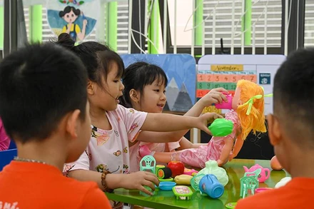 Trẻ mầm non Hà Nội đến trường sau thời gian dài nghỉ học do Covid-19 (Ảnh minh họa: Duy Linh).