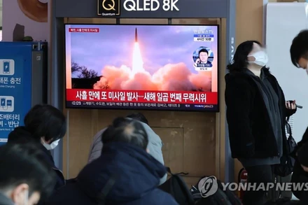 Người dân tại nhà ga Seoul, Hàn Quốc, theo dõi bản tin về vụ phóng tên lửa đạn đạo của Triều Tiên, ngày 30/1. (Ảnh: Yonhap)