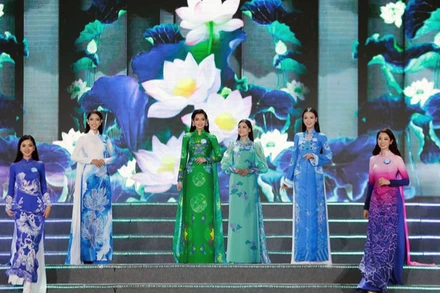 Các thí sinh trình diễn trang phục áo dài.