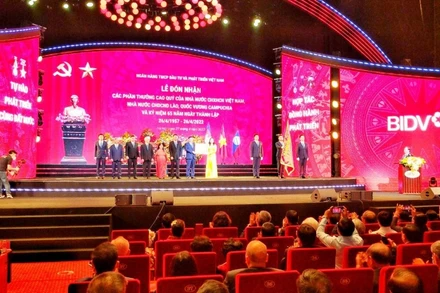 Phó Chủ tịch nước Võ Thị Ánh Xuân trao tặng Huân chương Lao động Hạng Ba cho ban lãnh đạo BIDV.