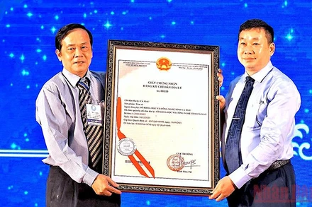 Đại diện Cục Sở hữu Trí tuệ trao chứng nhận chỉ dẫn địa lý cho Sở Khoa học-Công nghệ Cà Mau đối với tôm sú Cà Mau.