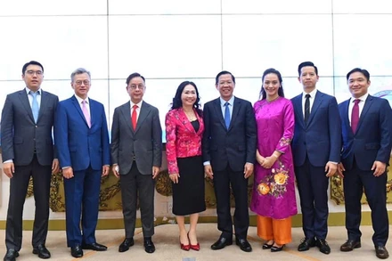 Đồng chí Phan Văn Mãi (thứ 4 từ phải qua) cùng các nhà đầu tư.