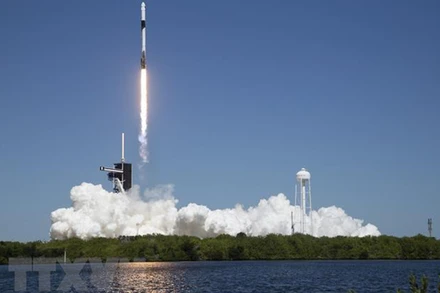 Tên lửa Falcon 9 của Space X đưa tàu Crew Dragon rời bệ phóng tại Trung tâm vũ trụ Kennedy ở Florida (Mỹ) ngày 8/4. (Ảnh: AFP/TTXVN)