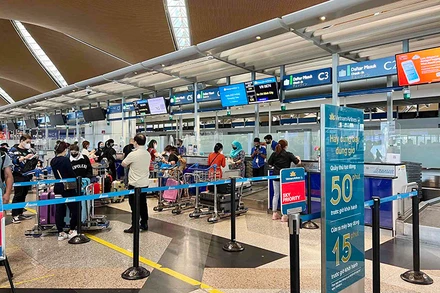 Hành khách làm thủ tục hàng không. 