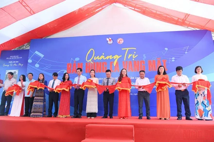 Các đại biểu cắt băng khai mạc triển lãm. (Ảnh: THÀNH ĐẠT)