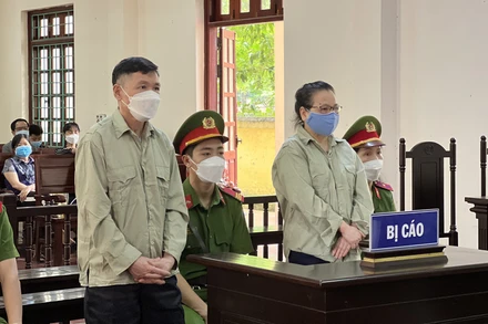 Các bị cáo tại phiên tòa. (Ảnh: Báo Vĩnh Phúc)