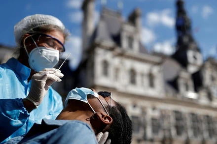 Lấy mẫu xét nghiệm Covid-19 tại 1 điểm xét nghiệm trước Tòa thị chính Paris, Pháp. (Ảnh: Reuters)