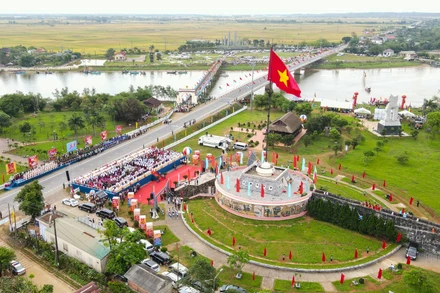 Toàn cảnh lễ Thượng cờ thống nhất non sông nhìn từ trên cao. (Ảnh: THÀNH ĐẠT)