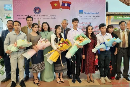 Năm sinh viên Lào đã được các gia đình nhận đỡ đầu tại buổi gặp mặt lần này.