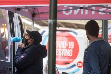 Lấy mẫu xét nghiệm Covid-19 tại thành phố New York, Mỹ, ngày 11/4/2022. (Ảnh: Reuters)