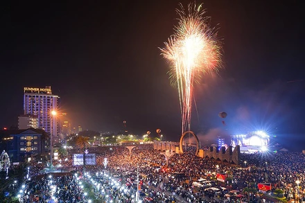 Hàng chục nghìn du khách đổ về Cửa Lò để xem bắn pháo hoa dịp Giỗ Tổ Hùng Vương.