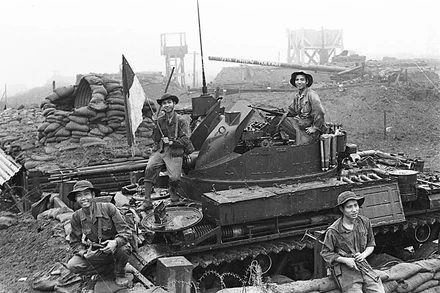 Phút nghỉ ngơi sau trận đánh của phóng viên Đoàn Công Tính cùng các chiến sĩ Trung đoàn 48 và K8 tại Thành cổ Quảng Trị, năm 1972. (Ảnh tư liệu: Đoàn Công Tính)