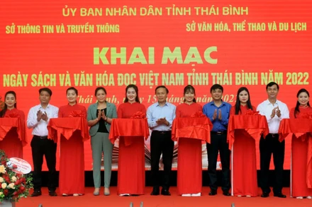 Cắt băng khai mạc Ngày Sách và Văn hóa đọc Việt Nam tại Thái Bình.