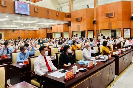 Các đại biểu thông qua nhiều tờ trình.