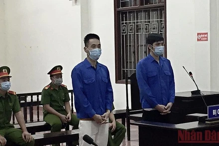 Đối tượng Trần Mạnh Linh và Nguyễn Tiến Minh tại phiên tòa.