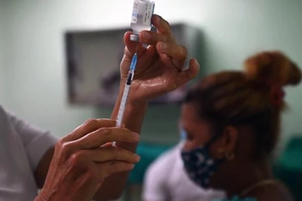 Nhân viên y tế tiêm vaccine phòng Covid-19 cho người dân tại Cienfuegos (Cuba). (Ảnh: AFP/TTXVN)