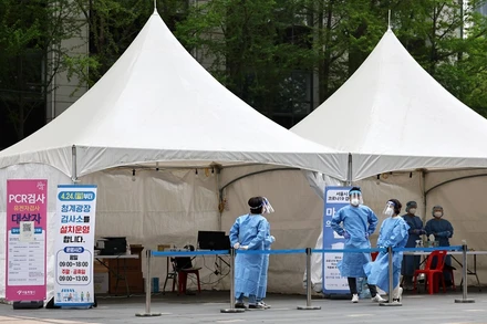 Các nhân viên y tế nghỉ ngơi tại điểm xét nghiệm Covid-19 ở Seoul, Hàn Quốc, ngày 24/4/2022. (Ảnh: Yonhap)