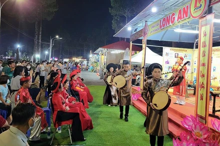 Đơn vị Đờn ca tài tử tỉnh Long An biểu diễn phục vụ khách tham quan.