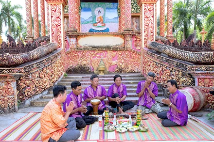 Biểu diễn Nghệ thuật nhạc trống lớn của dân tộc Khmer huyện Thới Bình, tỉnh Cà Mau.