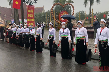 Đội cồng chiêng Mường trình diễn đón khách tại Làng Văn hóa.