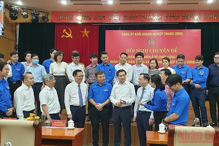 Các đại biểu trao đổi kinh nghiệm về công tác phát triển Đảng trong doanh nghiệp.