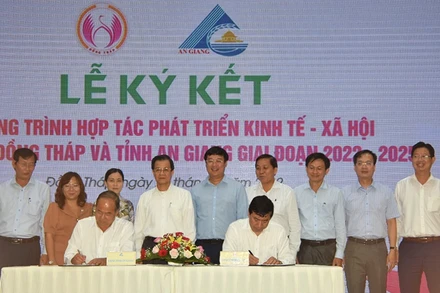 Chủ tịch UBND tỉnh Đồng Tháp Phạm Thiện Nghĩa và Chủ tịch UBND tỉnh An Giang Nguyễn Thanh Bình ký kết chương trình hợp tác.