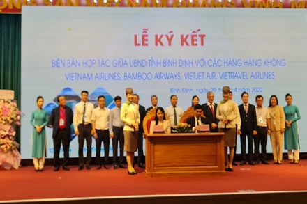 Lễ ký kết hợp tác chiến lược giữa UBND tỉnh Bình Định với các hãng hàng không.