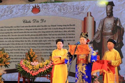 Quan đám đọc Chiếu dời đô.