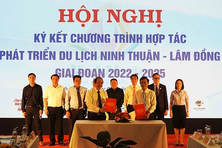 Lãnh đạo 2 đơn vị ký kết hợp tác phát triển du lịch tại buổi lễ.