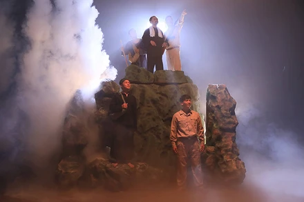 Cảnh trong vở nhạc kịch "Người cầm lái". (Ảnh: QUANG VINH)