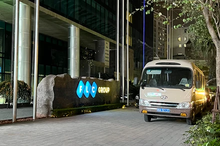 Lực lượng chức năng khám xét tại trụ sở của Tập đoàn FLC.