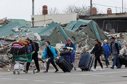 Người dân Ukraine đi sơ tán khỏi thành phố Mariupol, ngày 19/4/2022. (Ảnh: Reuters)