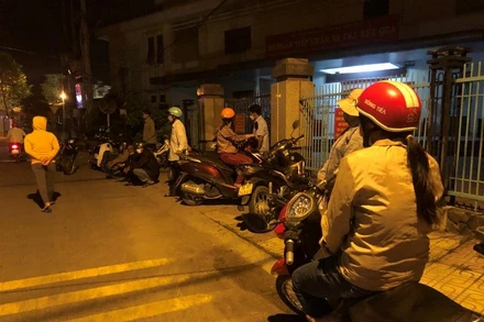 Người dân tập trung ngoài cổng bộ phận 1 cửa thị xã Đức Phổ (Quảng Ngãi) vào lúc nửa đêm để chờ nộp hồ sơ đất đai.