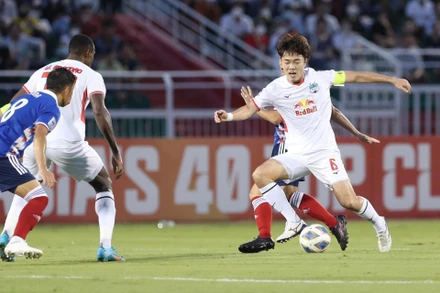 Xuân Trường thi đấu không khởi sắc ở tuyến giữa do bị truy cản quá quyết liệt. (Ảnh: HAGL)