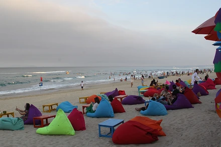 Các địa điểm du lịch ven biển Đà Nẵng đón khách trở lại.